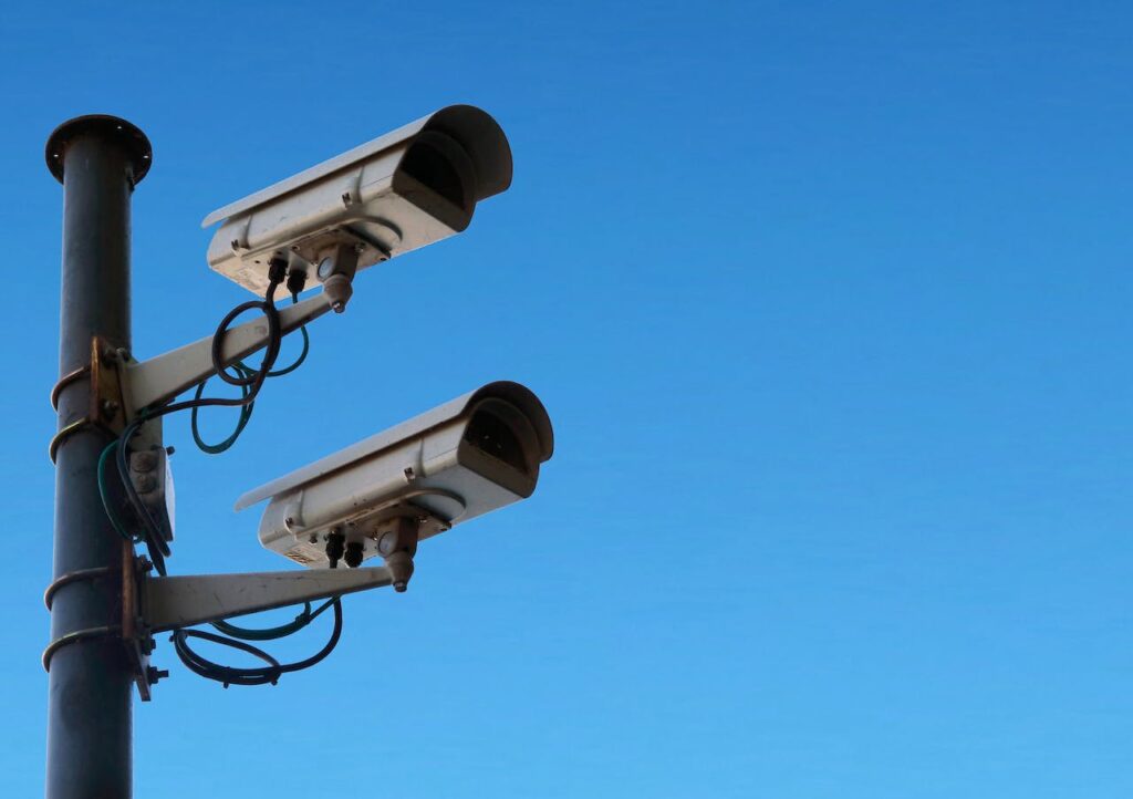 L'intelligence artificielle alimente des systèmes de surveillance vidéo intelligents qui peuvent détecter des comportements suspects en temps réel.